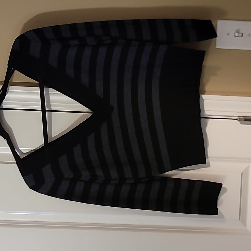 Women's guess crop sweater deep v neck size xl